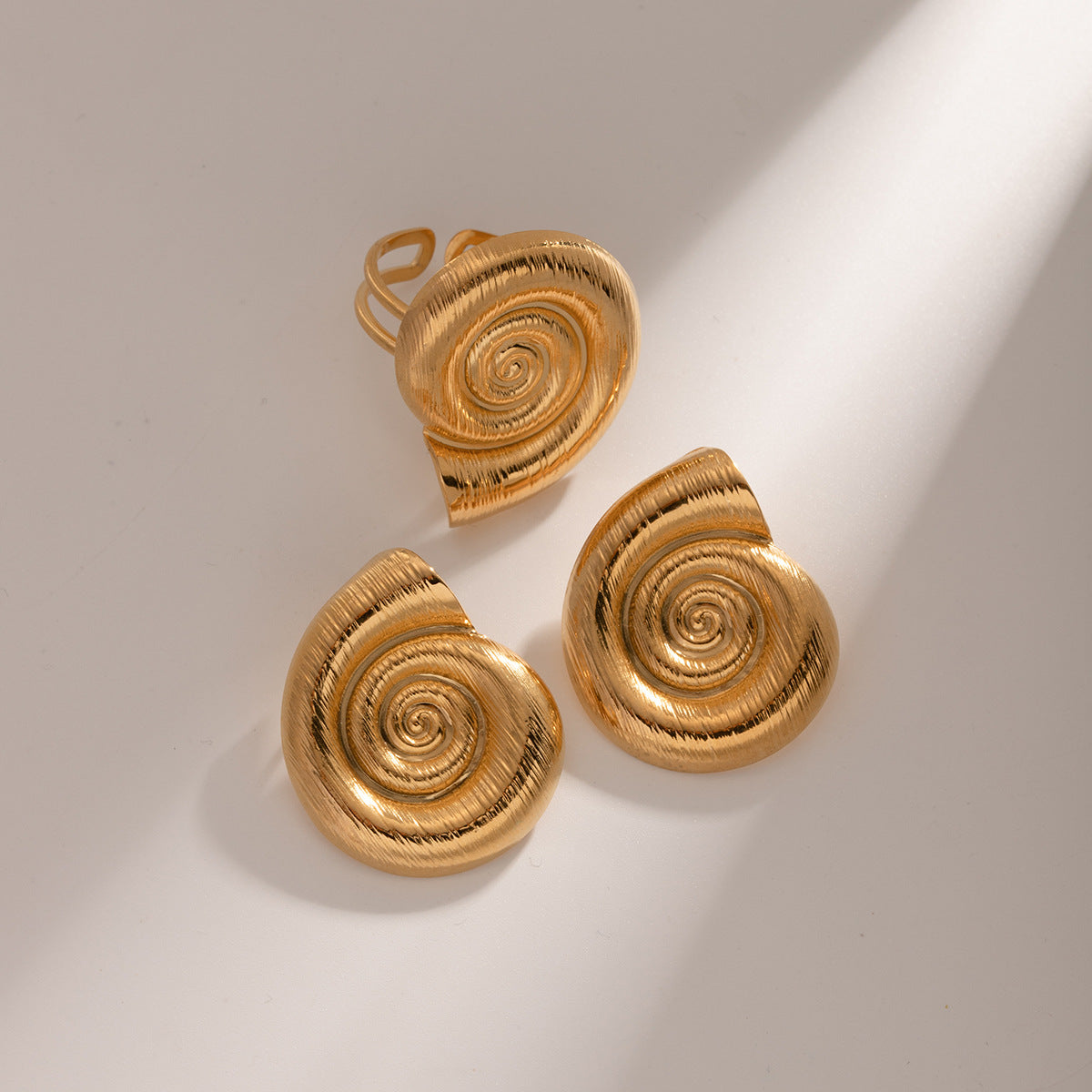 Boucles d'oreilles créoles en fil de conque